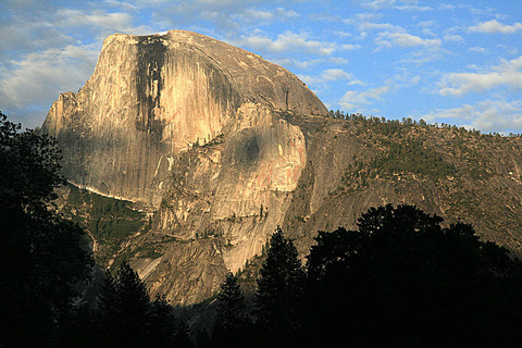 800px-Half_Dome_at_sunset