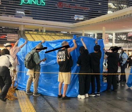 ニュウマン横浜（JR東子会社）から若い女性が飛び降り自殺。下を歩いていた女性に直撃し心肺停止  [271912485]YouTube動画>1本 ->画像>20枚 
