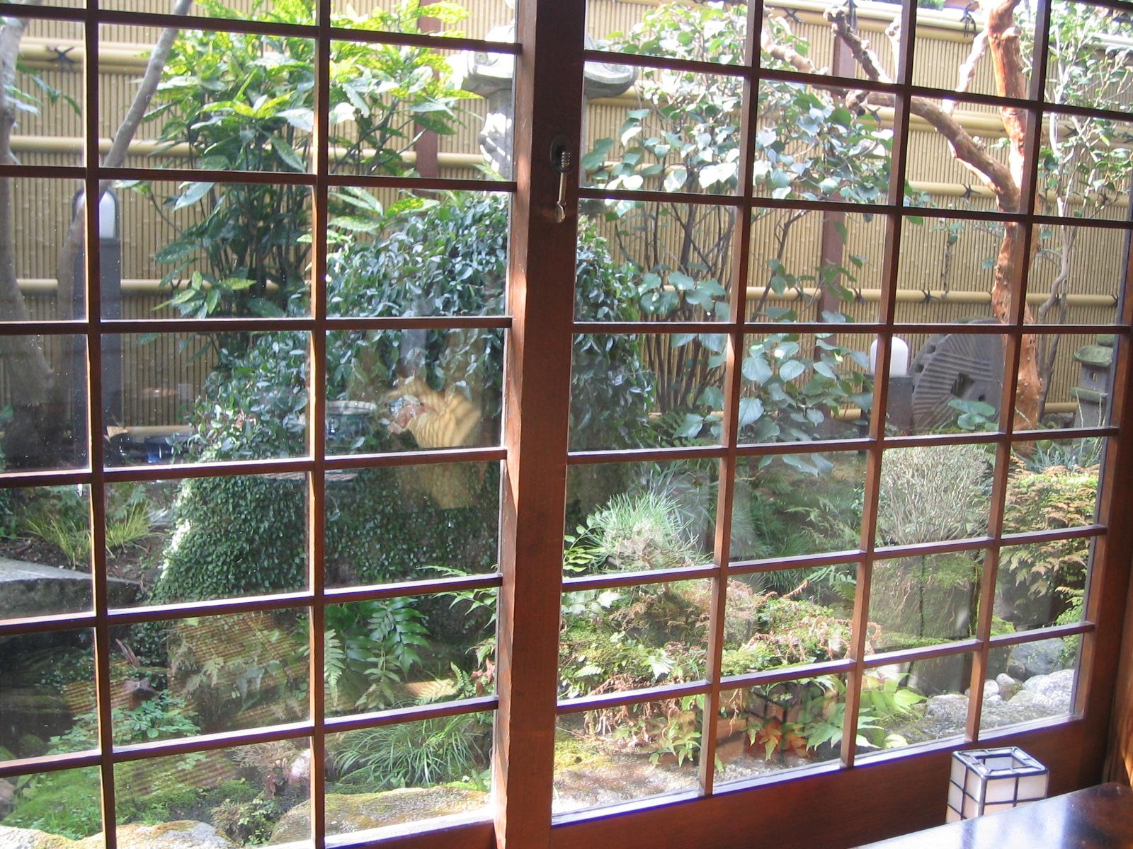 日曜日の写真館 古い木枠の窓からの風景 心に残った言葉 心の休日 悩み解消ダイアリー