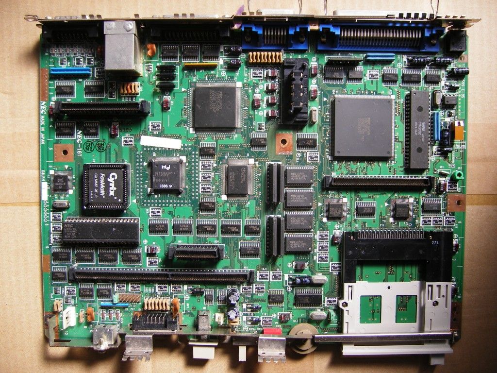 PC-9801US その2<内部構造> : ここだけ時代が20年ほどずれて PC-9801US その2<内部構造> : ここだけ時代が20年ほどずれて