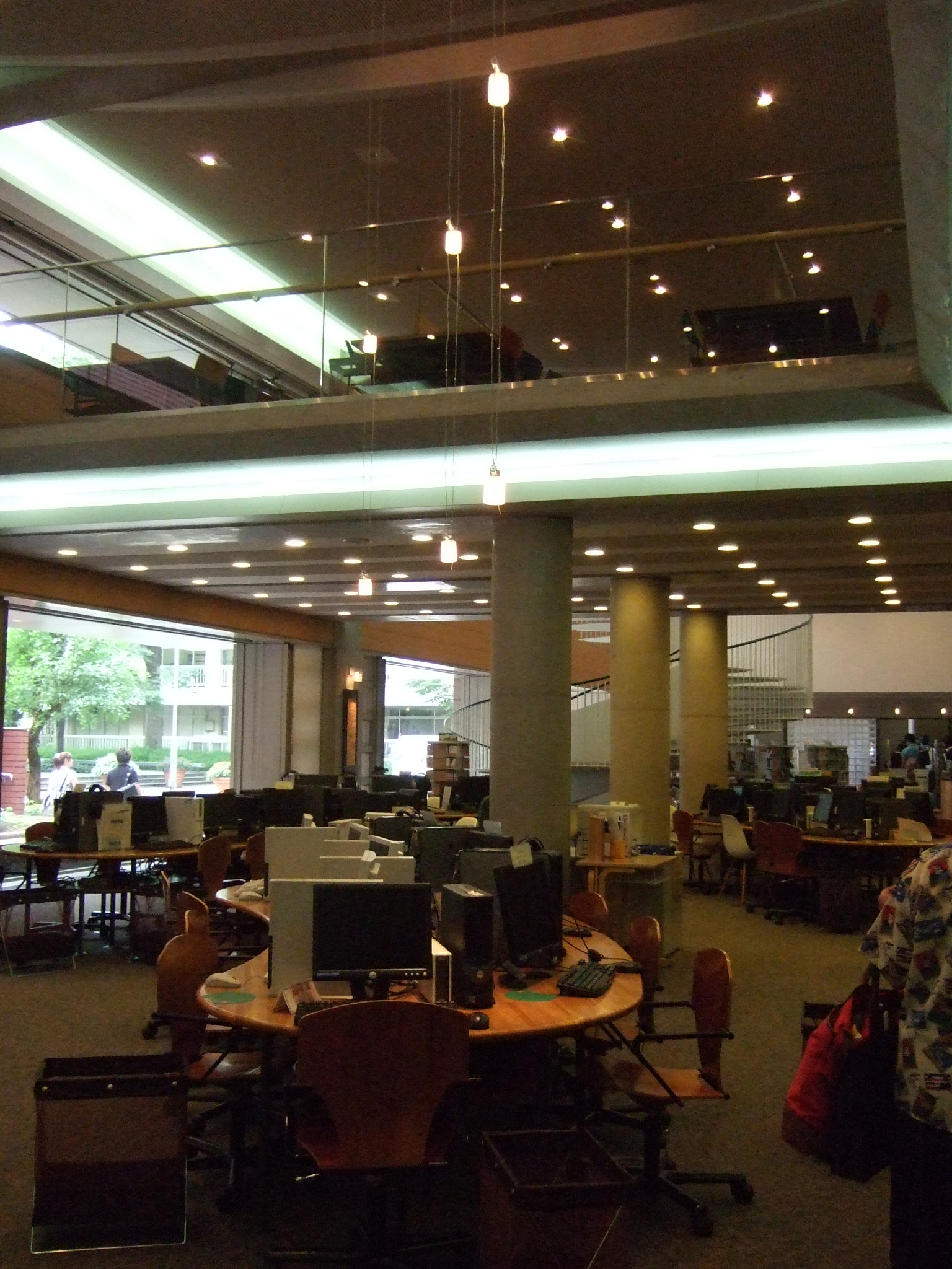 ロケ地 ３ 桃が丘音大 図書館 こまじろblog