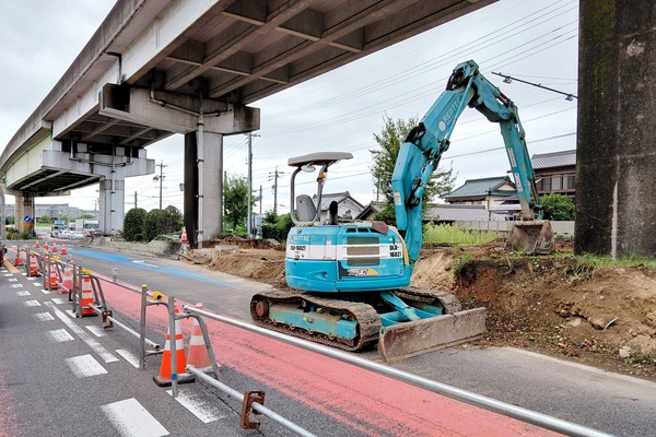上末の大きな坂のピーチライナー線路跡。いよいよ撤去が始まりそう（小牧市上末）