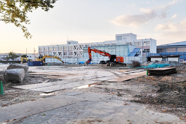 米野小学校の改築工事が始まってる。2年後に新校舎が完成
