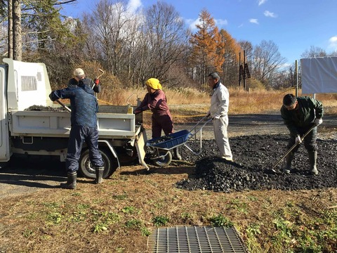 記念碑の周りに砂利敷きをしました