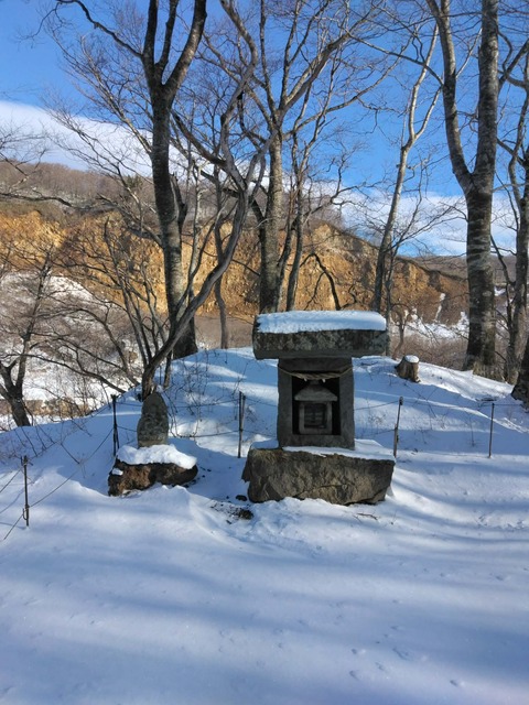 しめ縄飾りを付けに行きました。