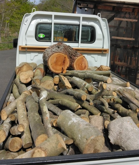 毎日、薪作業をしています