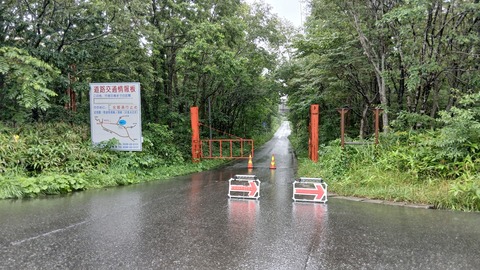 県道が通行止めになっている中、草刈りをしました