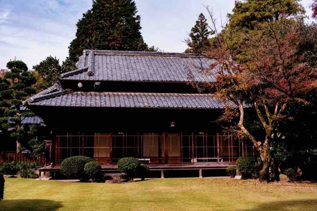 名人戦第2局1日目 渡辺名人対斎藤八段 勝負の1手は 駒音 高く