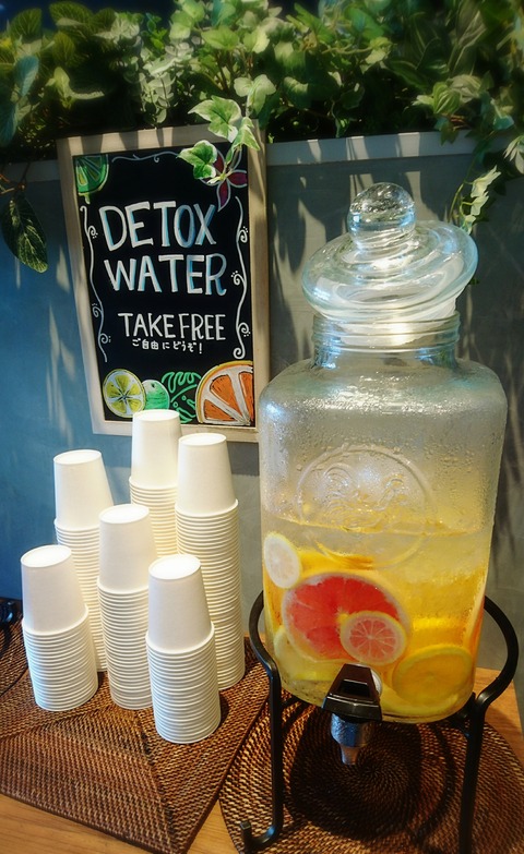 18-08-24-14-12-00-198_deco