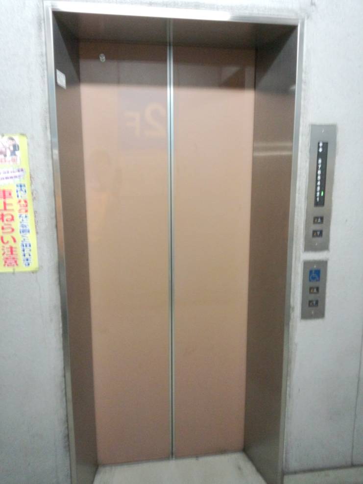 裁判 シンドラー社事故 保守会社３人初公判 いずれも無罪を主張 コメ速