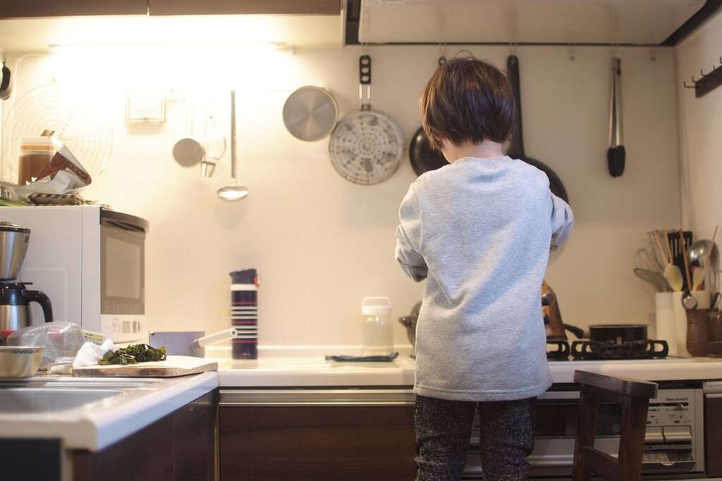 キッチンのライトを格安でセンサー式ledライトに交換する コモリ夫妻