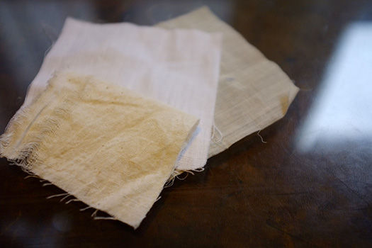 洋服のシミを繕いで隠す コモリ夫妻