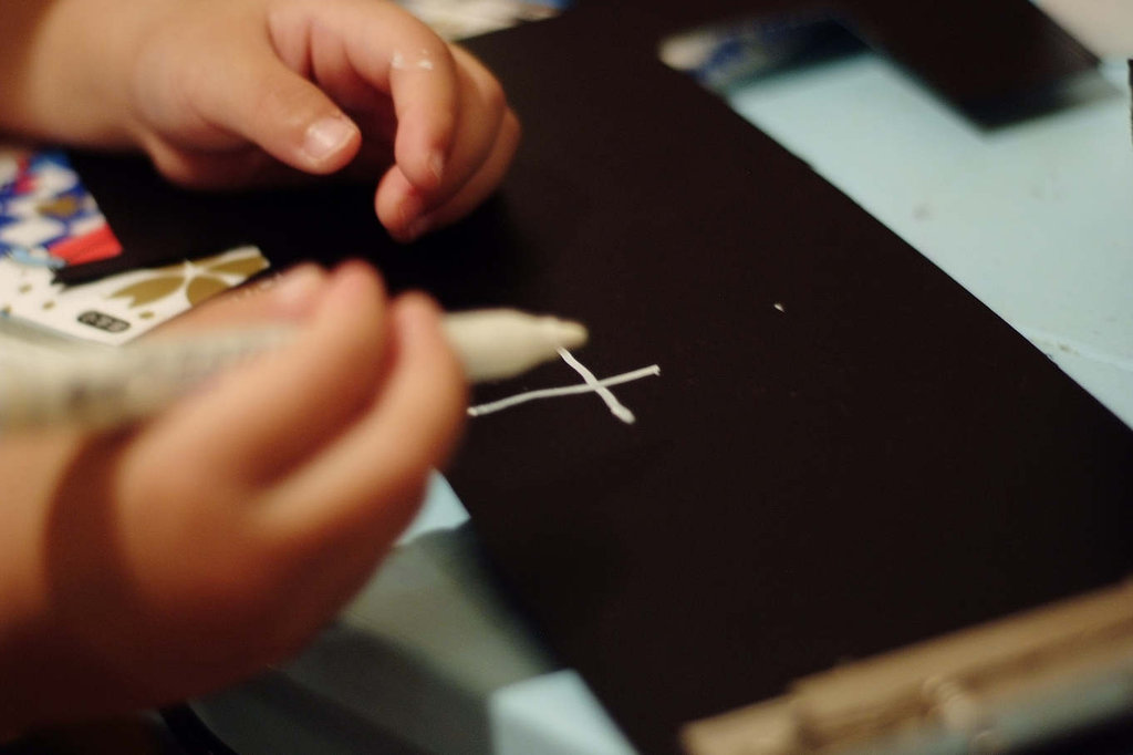 息子の描いた設計図を元に船をつくる コモリ夫妻