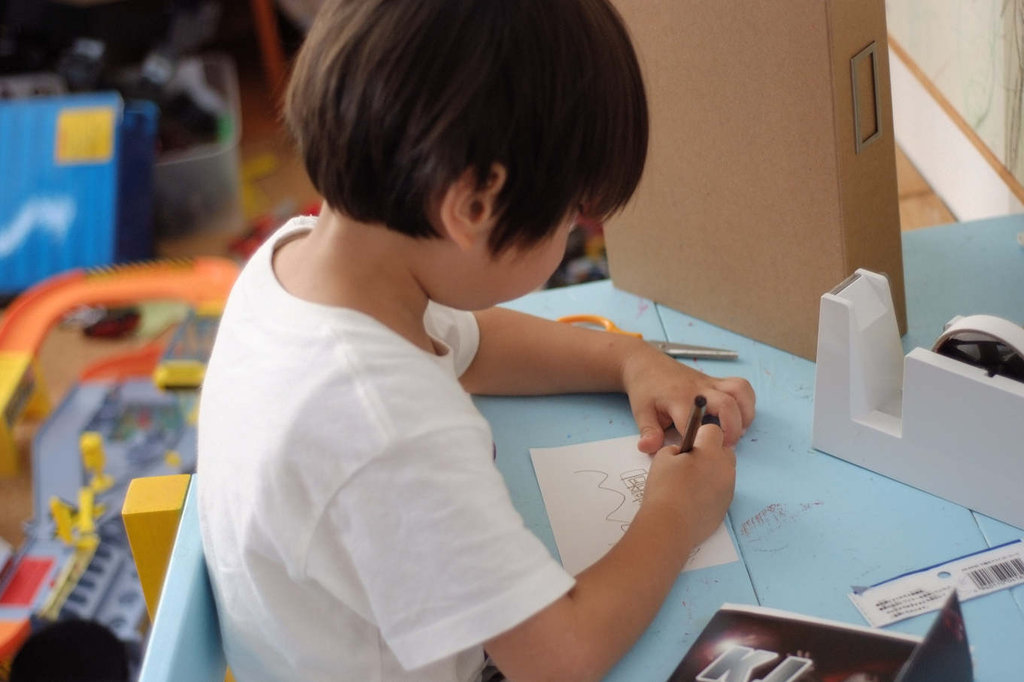 息子の描いた設計図を元に船をつくる コモリ夫妻 息子の描いた設計図を元に船をつくる コモリ夫妻