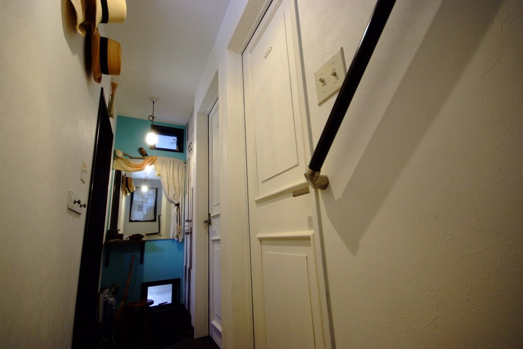 寝室 トイレのドアをモールディング付きのアンティーク風ドアに その2 コモリ夫妻 寝室 トイレのドアをモールディング付きのアンティーク風ドアに その2 コモリ夫妻