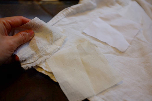 洋服のシミを繕いで隠す コモリ夫妻