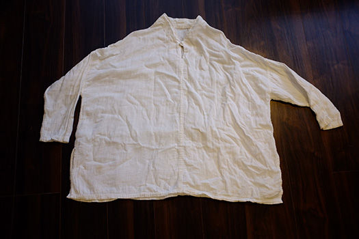 洋服のシミを繕いで隠す コモリ夫妻