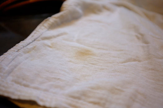 洋服のシミを繕いで隠す コモリ夫妻