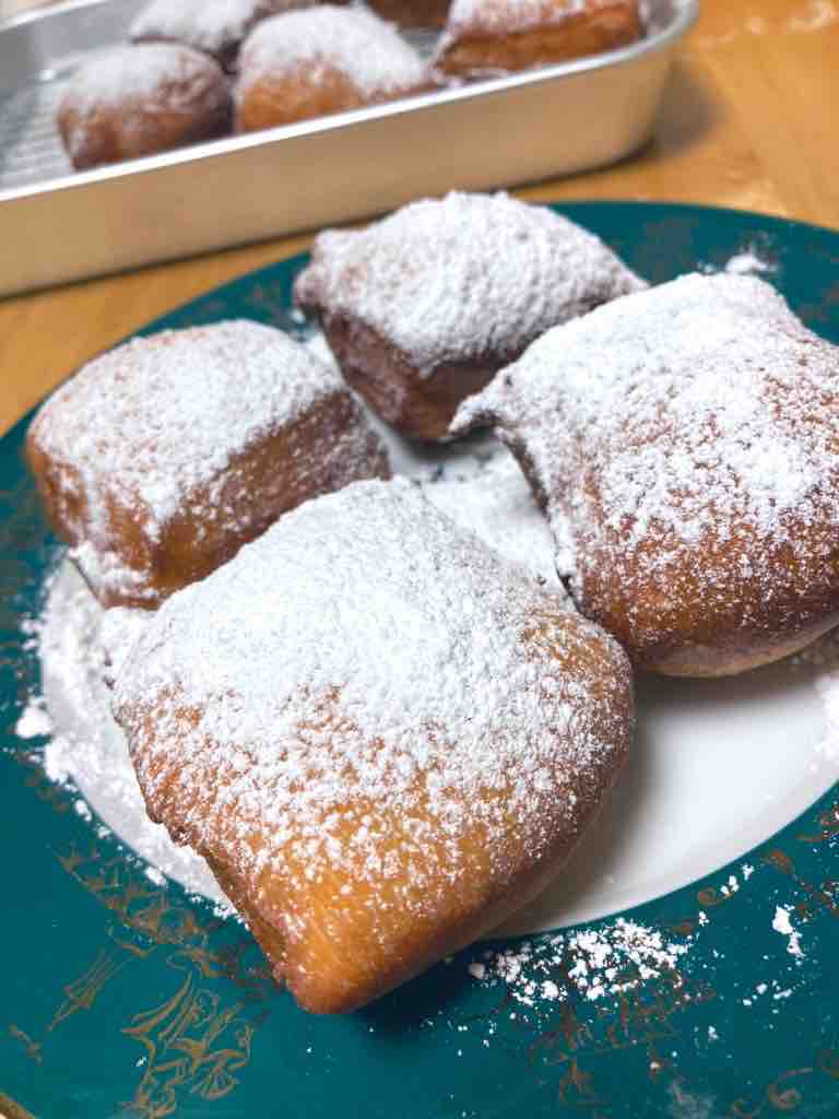 カフェデュモンドのベニエ : 空飛ぶスルメイカ