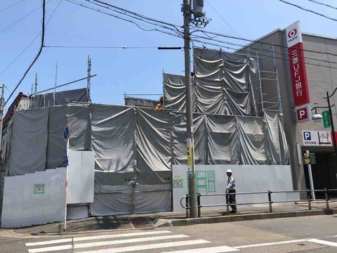 江南駅近く建物取り壊し工事中