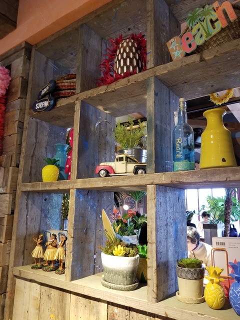 『コナズ珈琲 Kona's Coffee 江南店』ハワイアンな店内の棚