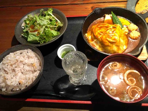 『旬の炙り焼き 曼荼羅舎(まんだらや)』特性デミグラスソースのオムバーグ とろとろチーズ添え