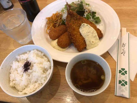 『珈琲 みかど』蟹クリームコロッケと鯵のフライの盛り合わせ定食