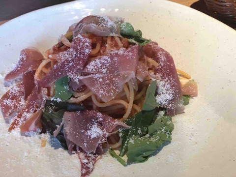 『うまいもんバル Rinpu亭』生ハムのトマトソースのパスタ