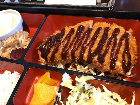 『カフェ&ラーメン 来珈豆(ラコス)』みそかつ弁当