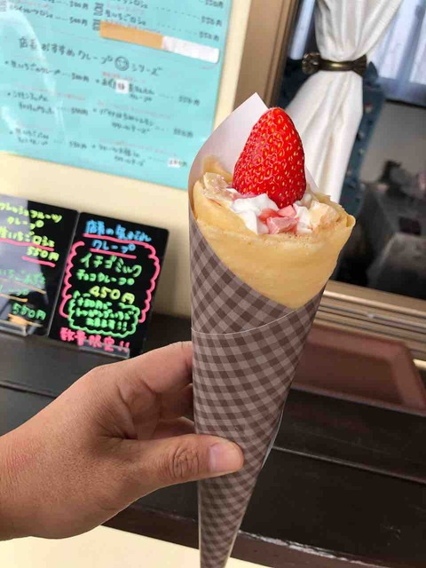 『クレープ ロシェ』イチゴミルク チョコクレープにトッピングいちご♪