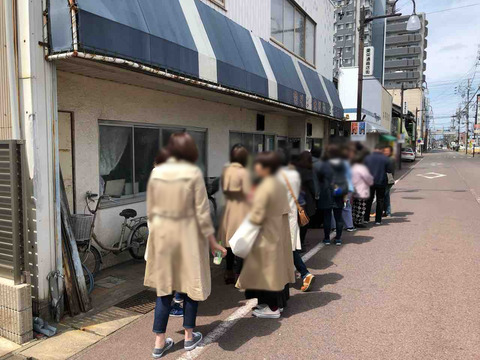 「黄色いマルシェ」映画にでてきた天丼に行列