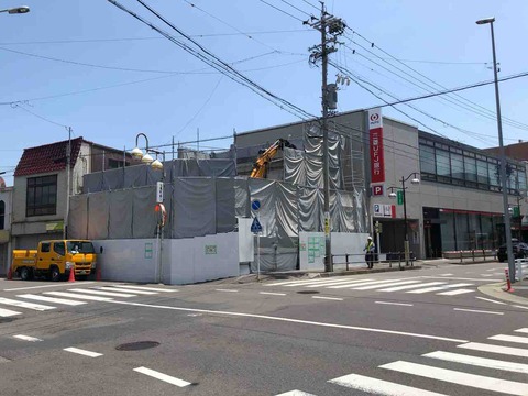 江南駅近く建物取り壊し工事中