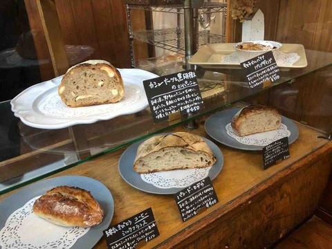 『笑門ベーカリー(Warakado Bakery)』ショーケース