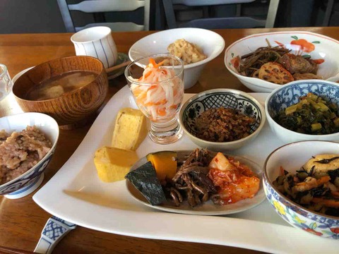 『栄夏 EIKA Cafe & Restaurant』自家製野菜たっぷりの贅沢おばんざいランチ