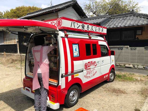 「黄色いマルシェ」ロバのパンやさん