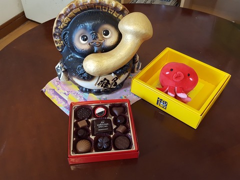 届いたチョコには信楽焼の狸さんもびっくり