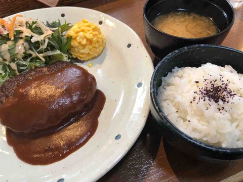 『Cafe Leef Green リーフグリーン』デミグラスソースハンバーグのランチ
