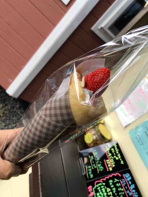 『クレープ ロシェ』イチゴミルク チョコクレープにトッピングいちご♪