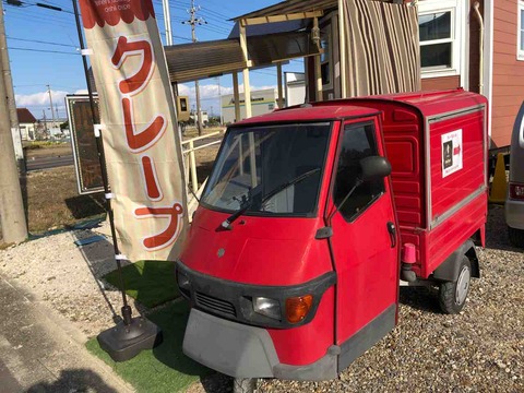『クレープ ロシェ』お店の前にあった小さな車