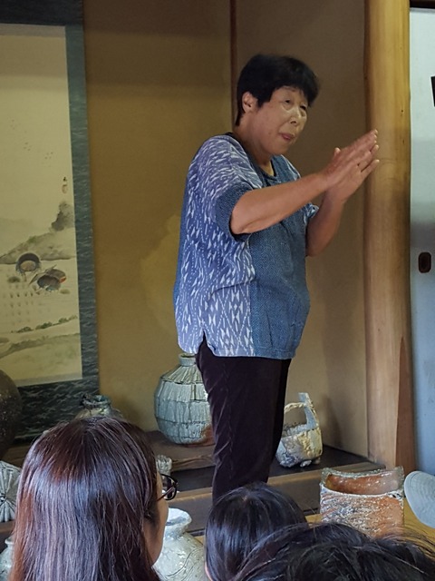 訪れた人々に自然釉について説明する神山清子さん 撮影・たかのぶ