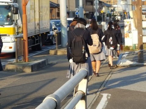 (元気に登校する高校生たち=江南市内で。2月5日朝 撮影・たかのぶ)