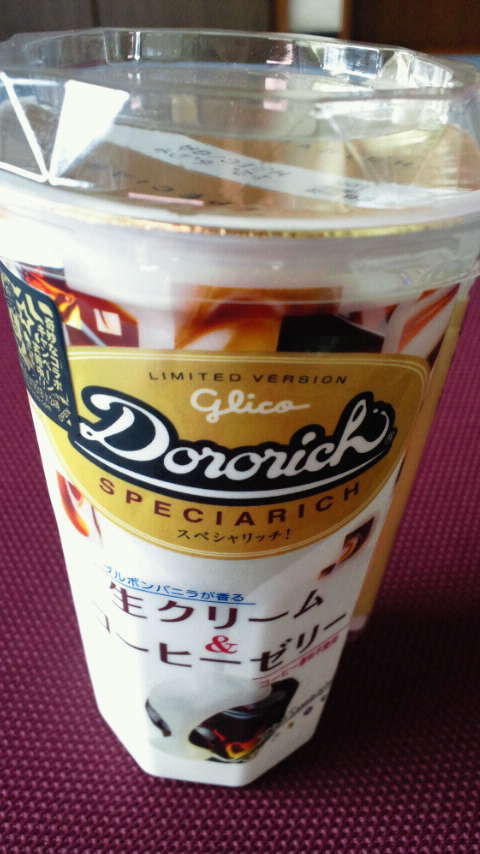 グリコのドロリッチ生クリーム コーヒーゼリーとカフェゼリーを比較した コンビニスイーツ人気比較味比べ 美味しいのはどれ カロリーが気になるぅぅ