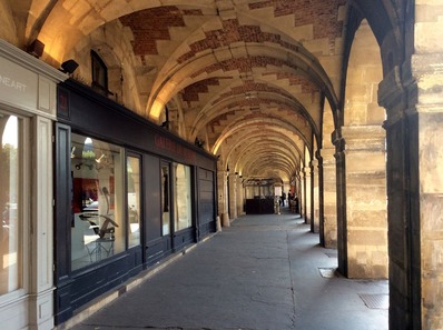 パリデザインウィークの展示会場であるマレ地区周辺の様子