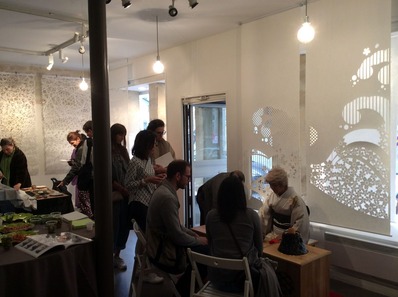 会期中に開催の立礼式お茶会の背景にkon-gara作品