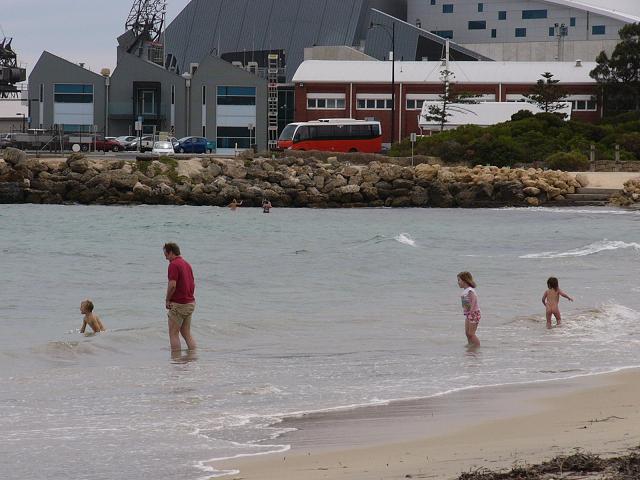 ビーチも閑散 子供が裸で バカボン日記 ビーチも閑散 子供が裸で バカボン日記