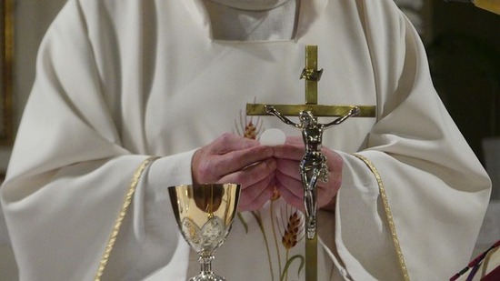 priest-3621038_640