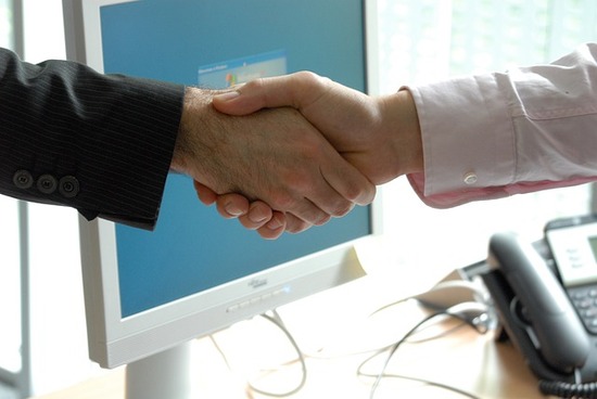 hand-shake-ga32131eb6_640