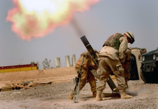 Soldiers_firing_a_M120_120mm_mortar_(Iraq)_のコピー