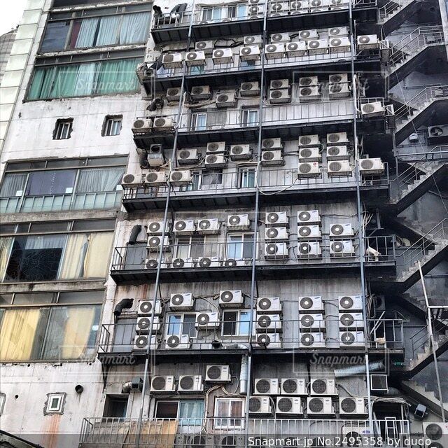 中国の高層マンションにおけるエアコン室外機の設置方法がこちら