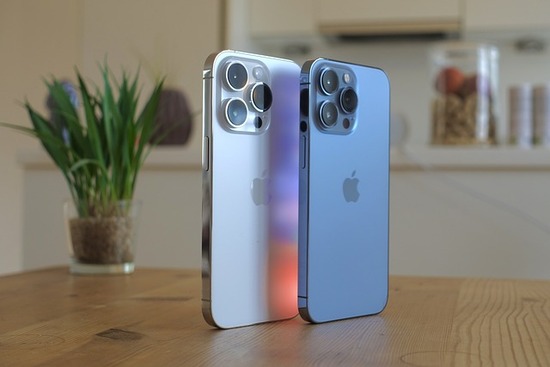 iphones-g07efb2e0e_640